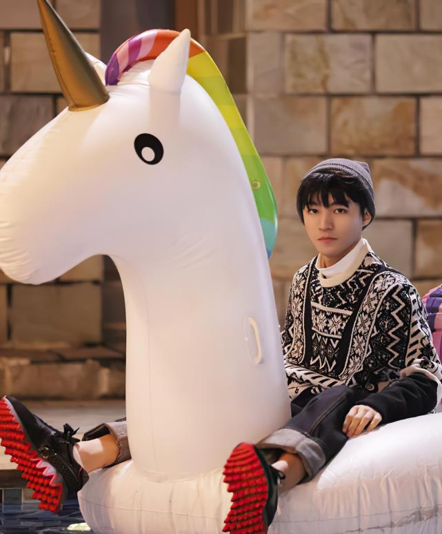 王俊凯|偶遇王俊凯坐地铁，无人陪伴身影落寞，发呆的眼神空洞有点吓人