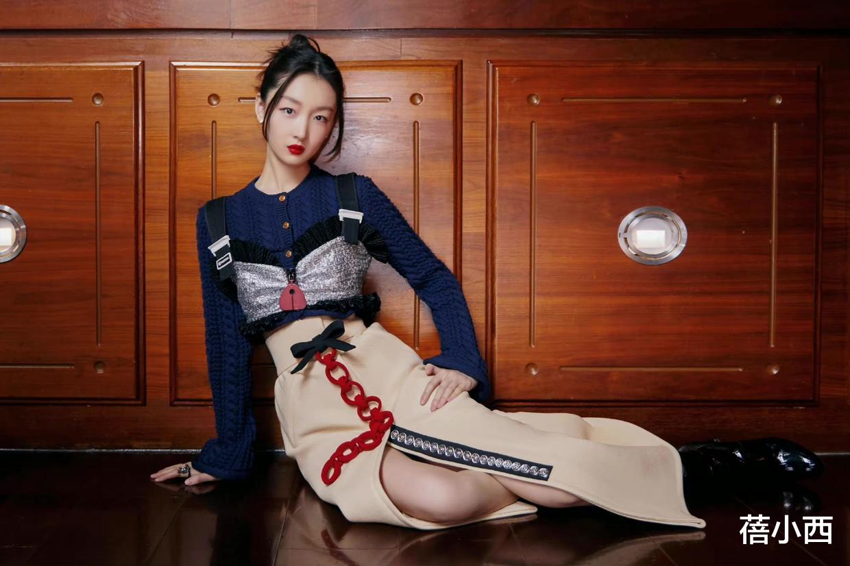 蓓小西 周冬雨的穿搭太时髦！针织衫配半身裙还叠穿一件背心，就她能撑住
