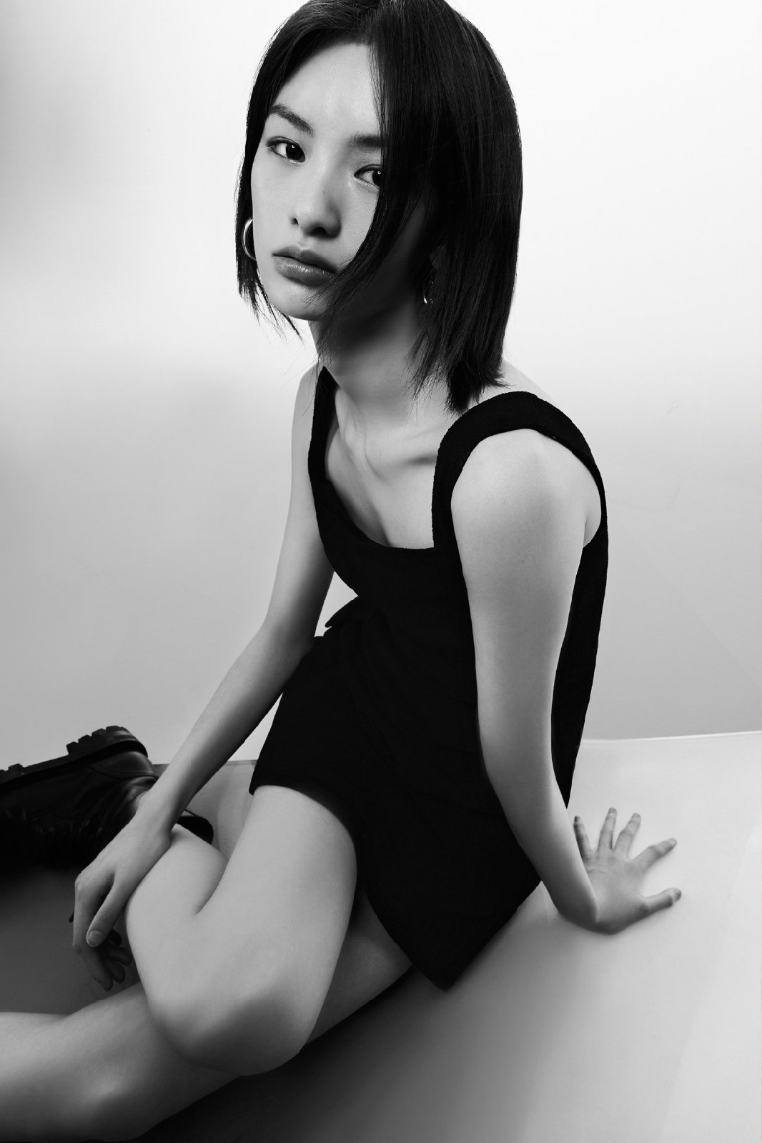 时尚课|邱天广告大片，头戴巨大黑色蝴蝶结，时髦个性不愧是“红毯女王”
