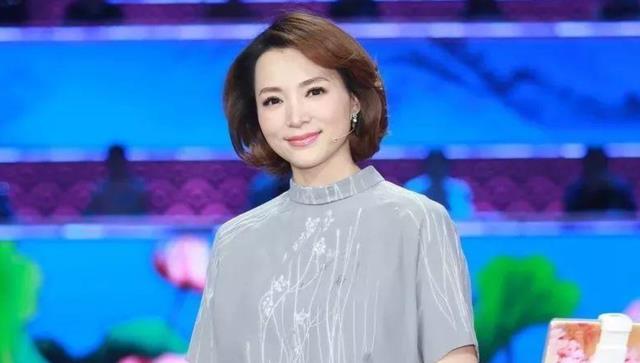 春晚|他曾6次主持春晚，3次向董卿求婚获董母支持，今55岁终于当上爹