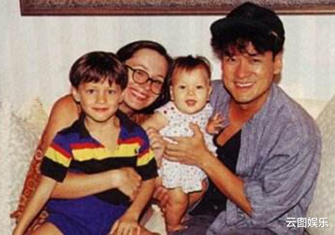 周华健|周华健外国妻子罕露面，与31岁儿子看电影庆生，61岁已满头白发