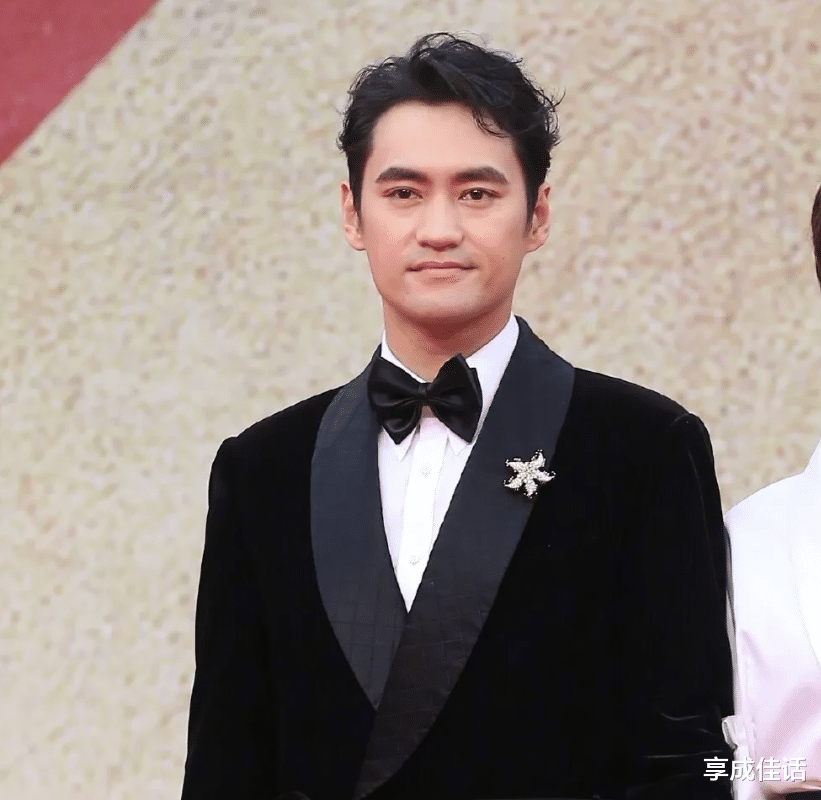 朱亚文|朱亚文光头造型现身，先不说帅不帅，一出场那身姿完全是鹤立鸡群