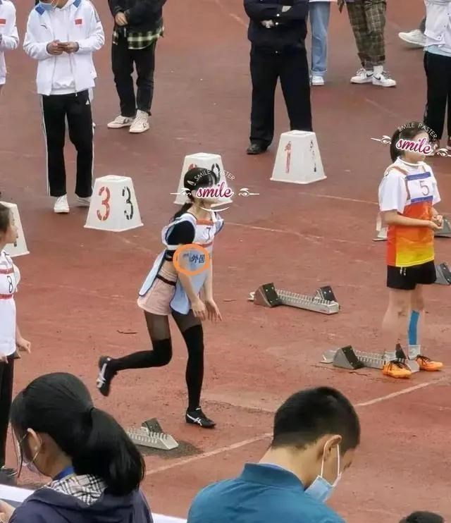广州一女大学生,穿着黑丝裤袜参加运动会,后续同学说出了真相