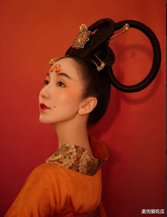 娄艺潇|娄艺潇穿汉服走红毯翻车？造型奇怪五官僵硬，网友：被吓到了