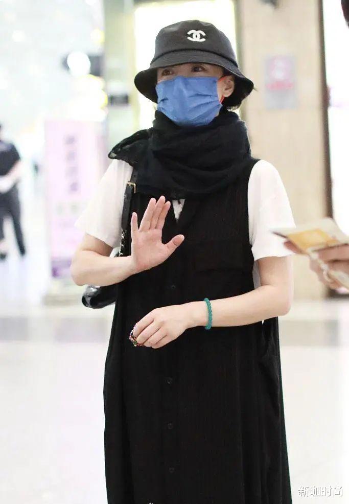新咖时尚|周迅佛系穿搭走机场，黑色长衫配编织大头鞋，美得淳朴自然