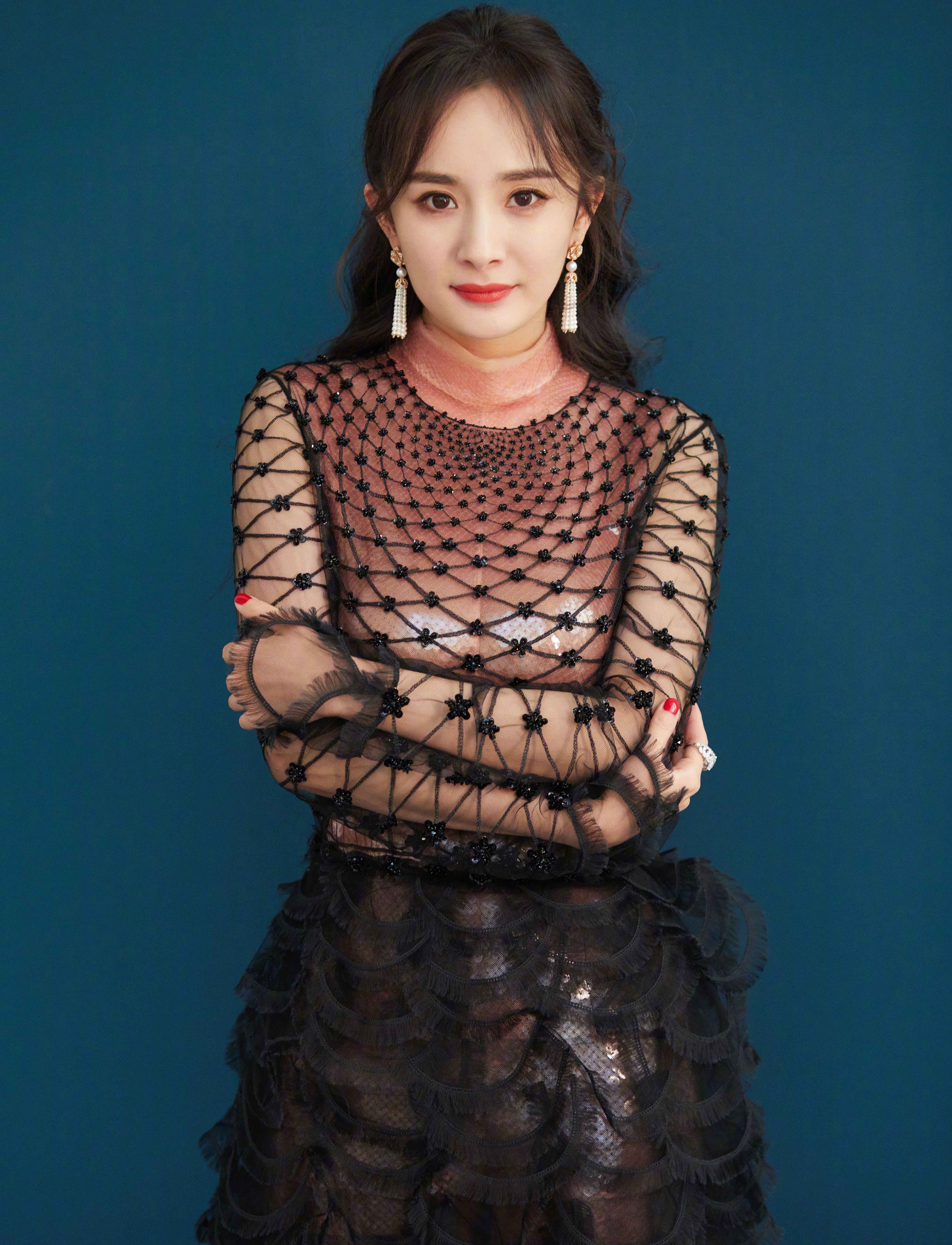 肖战|杨幂离婚后放飞自我，穿着“蜘蛛网”惊艳全场，一般人驾驭不住