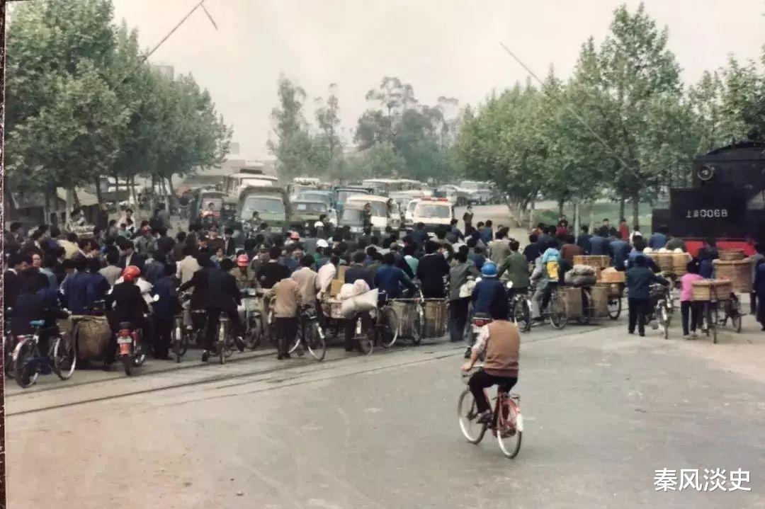 秦风淡史 一车坐4人，180多元一辆，消失的“凤凰牌”，等价现在多少钱？
