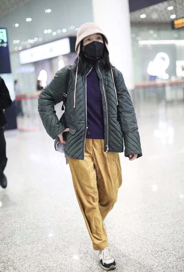 周迅|47岁周迅外出露营被偶遇！脸蛋红润有光泽，一旁阿雅身材显臃