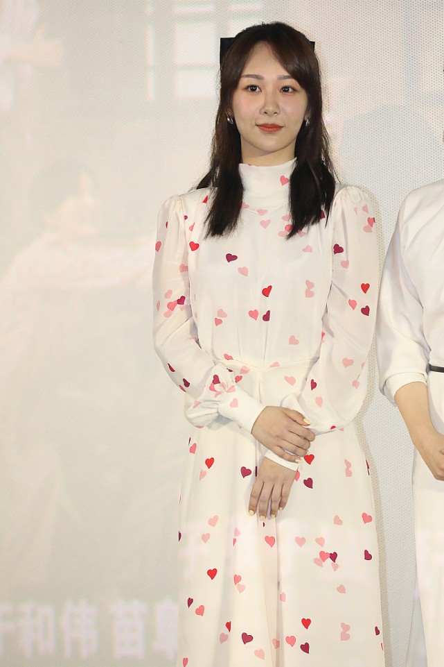 Lady变美日记|杨紫穿“小羊”印花裙格外时髦，“美出国界”，气质身材不输超模