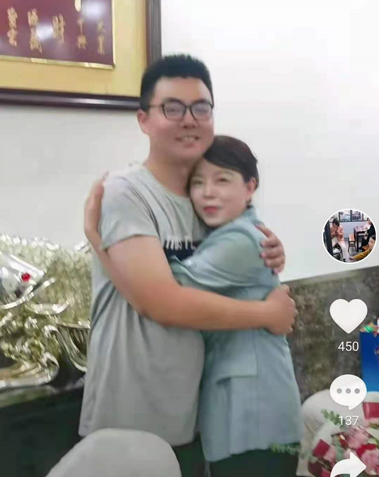 许敏|许敏即将返程：奇奇不舍奶奶，看着儿子一家，她眼里总是充满泪水