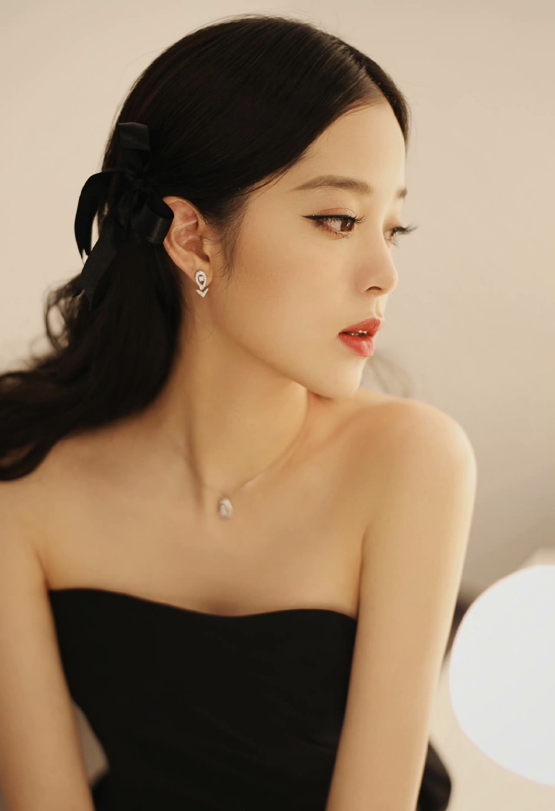 欧阳娜娜|欧阳娜娜黑色礼服完美曲线，网友：娜比真的长大了！