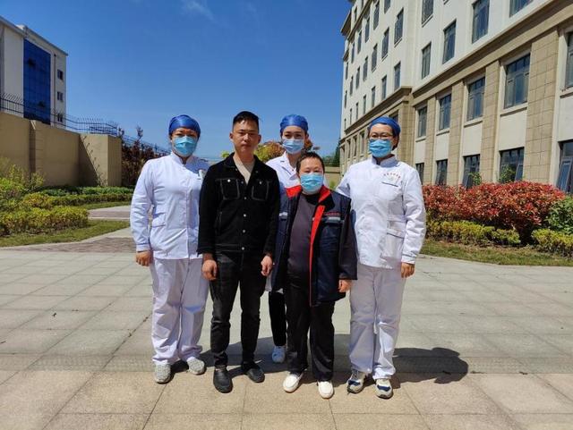 半岛新闻客户端 婚礼前两天，他找到了走失17年的妈妈