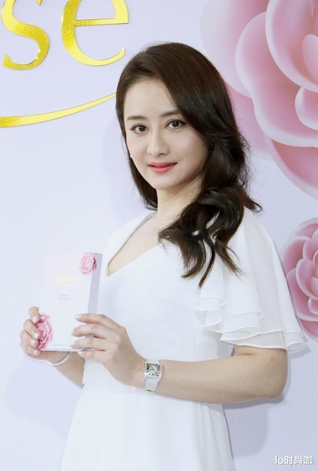 lo时尚咖|“琼瑶女星”陈德容气质真好,一身白裙清爽优雅,身材发福也有范