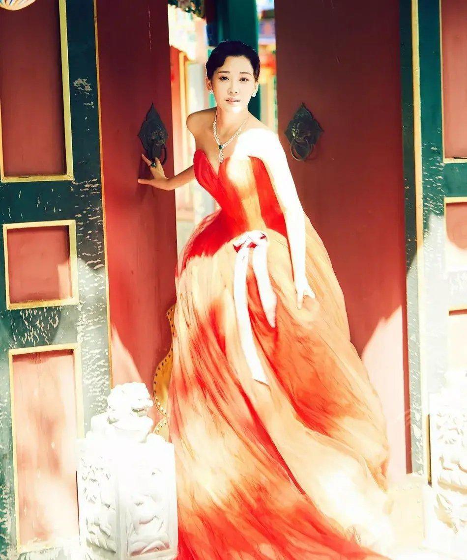 许晴|52岁的许晴太美了，穿红色公主裙似少女，气质优雅令人羡慕！