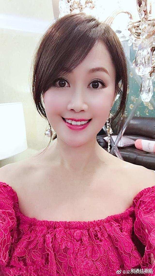 秦海璐|51岁古装美人梁小冰社交网跳热舞，一身少女装扮，却自嘲萝卜腿