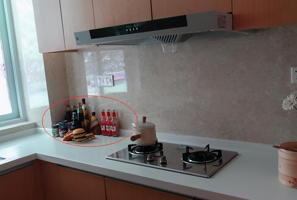 灶台上别摆瓶瓶罐罐了!学会这样做,干净整洁不占地方!