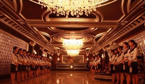 北京女子经营“高端会所”,骗20名男性500万,床底还藏200万现金