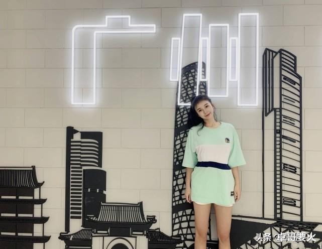 卓哥要火 亚洲最美篮球主播张曼源以“身”作则，将普通t恤穿出了个性