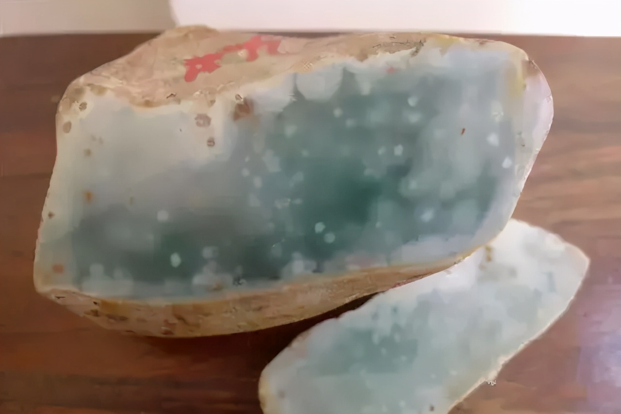 翡翠|价值80万的翡翠原石，“丑陋”的皮壳，切出了意想不到的惊喜