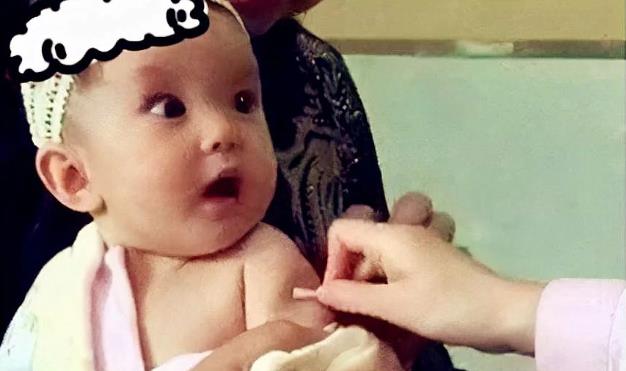 我是妈妈|幼儿园采血哭嚎一片,萌娃瞥完针头就捂眼!内心OS:好怕怕,想逃