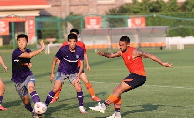 情感维护|泰山队热身0-2负上港,后防线暴露短板,这员大将回归即可补强