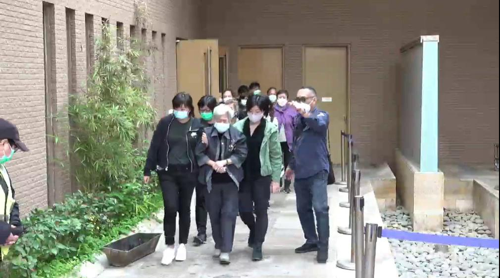 吴孟达|吴孟达昔日未能替师父扶灵，如今师母穿素衣送他最后一程