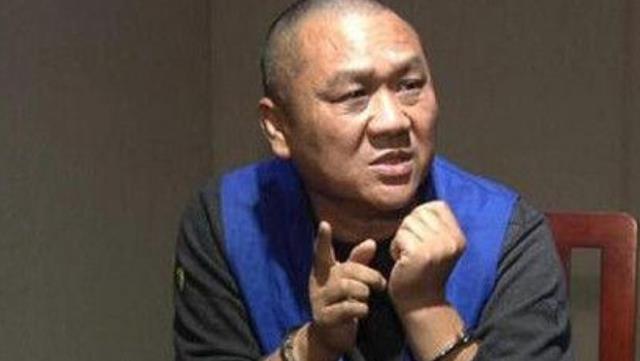 |他亡命天涯16年，娶4个漂亮老婆，连生12个娃，被抓时身家几个亿