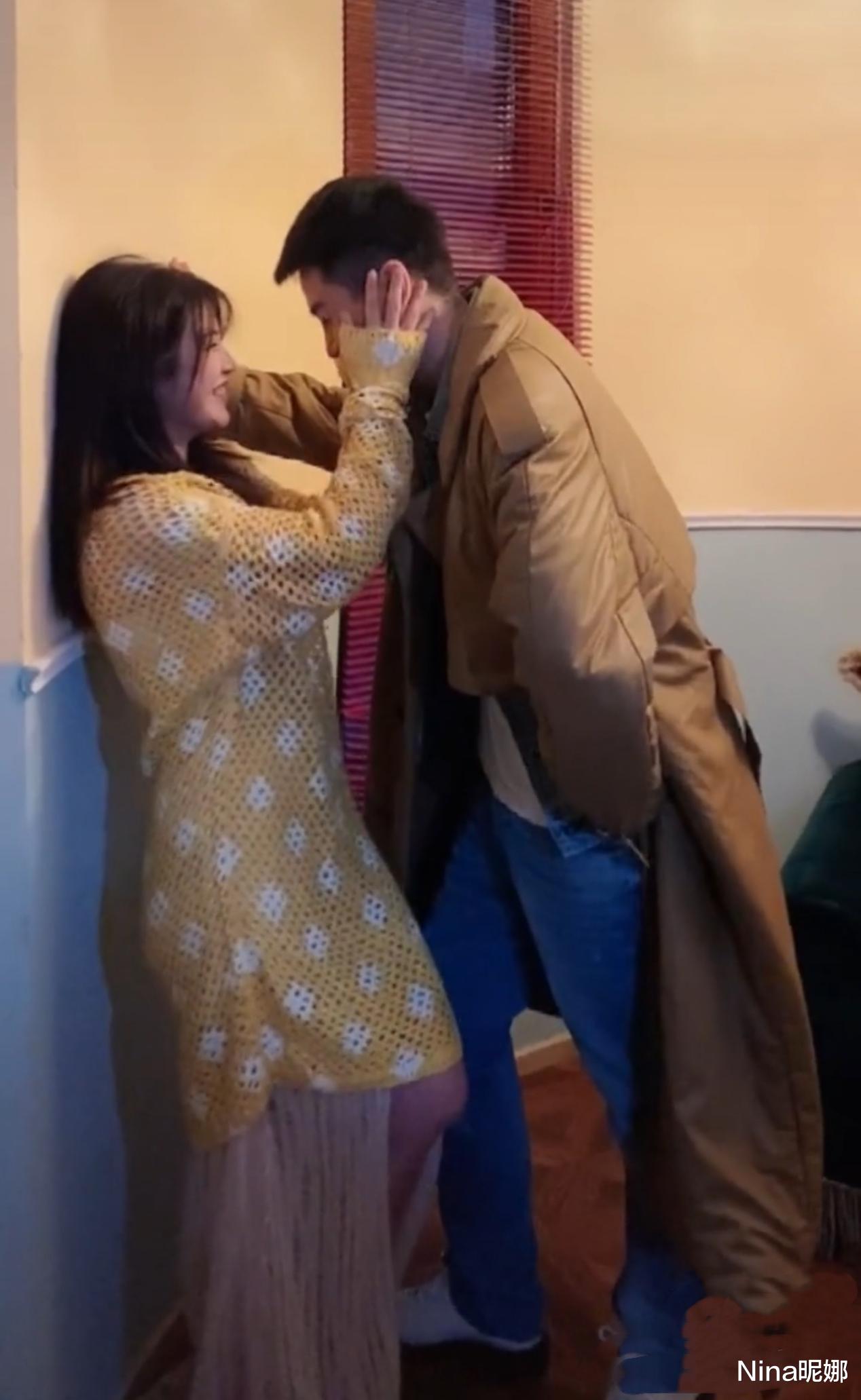 陈妍希|陈妍希罕见秀恩爱！穿镂空裙跟老公玩拍手，被陈晓壁咚脸红超害羞