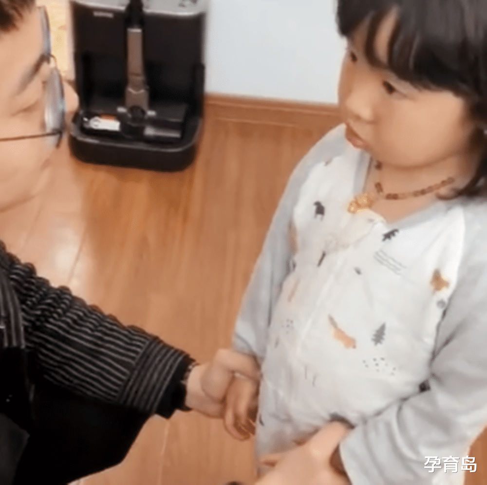 孕育岛|女儿被同伴抓得满脸花,爸爸难受得说不出来话,心疼之情溢出屏幕