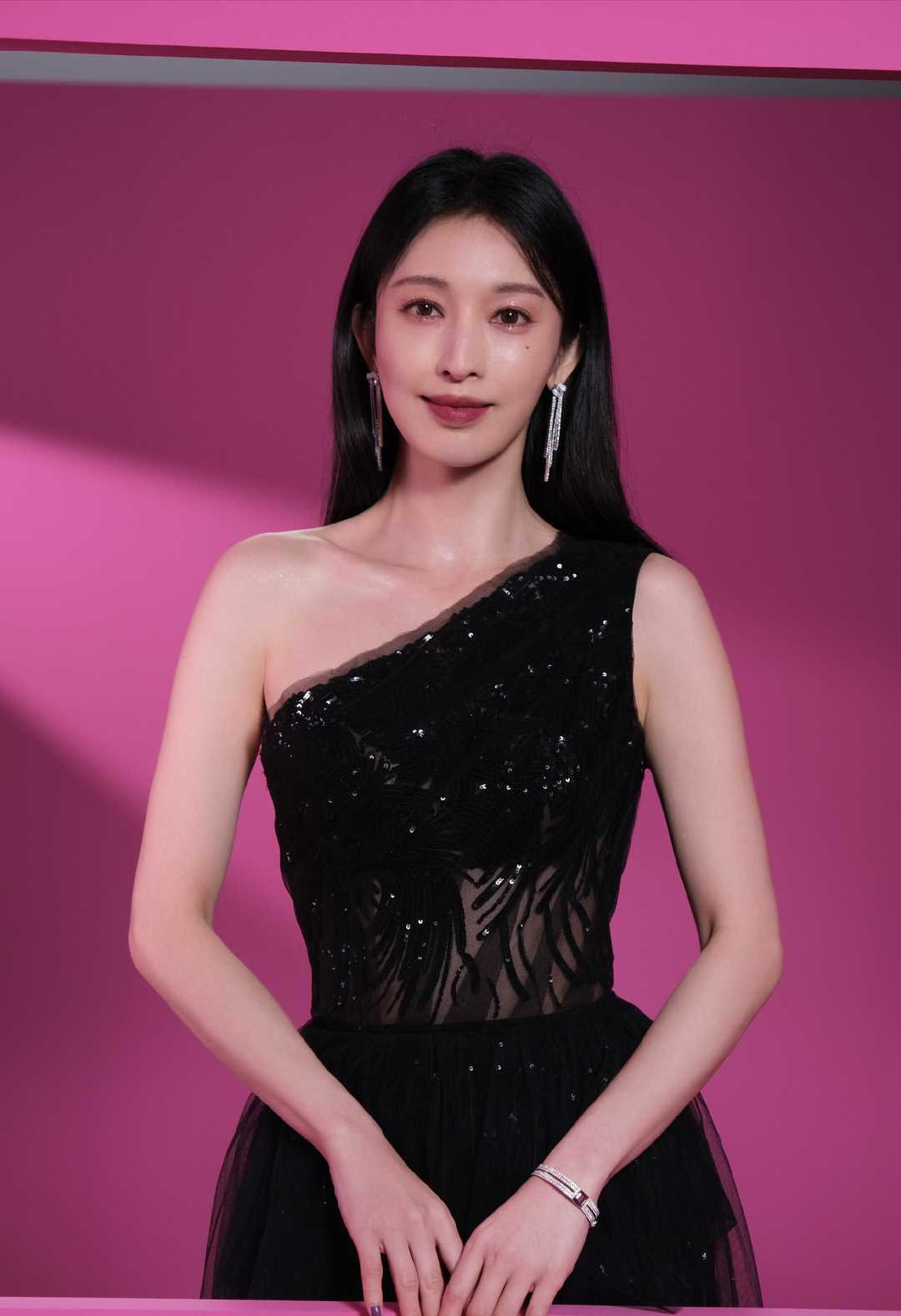 穿衣搭配|张俪真敢穿，“液体衣”搭黑色半身裙精致优雅，身材高挑不输超模