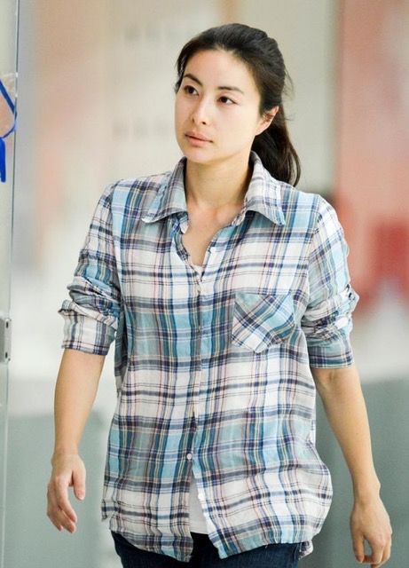 郭晶晶|郭晶晶真是贤内助，穿风衣为霍启刚街头拉票，低调朴素像邻家姐姐