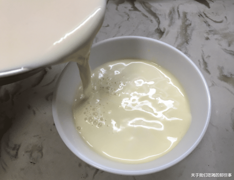 天冷了,女人别错过“姜撞奶”,驱寒暖身,皮肤水嫩,做法很简单