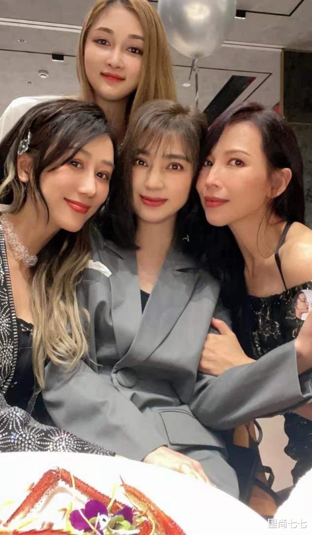 熊黛林|冉莹颖高调庆生，港圈明星大集合，郑恺夫妇罕露面苗苗打扮最朴素