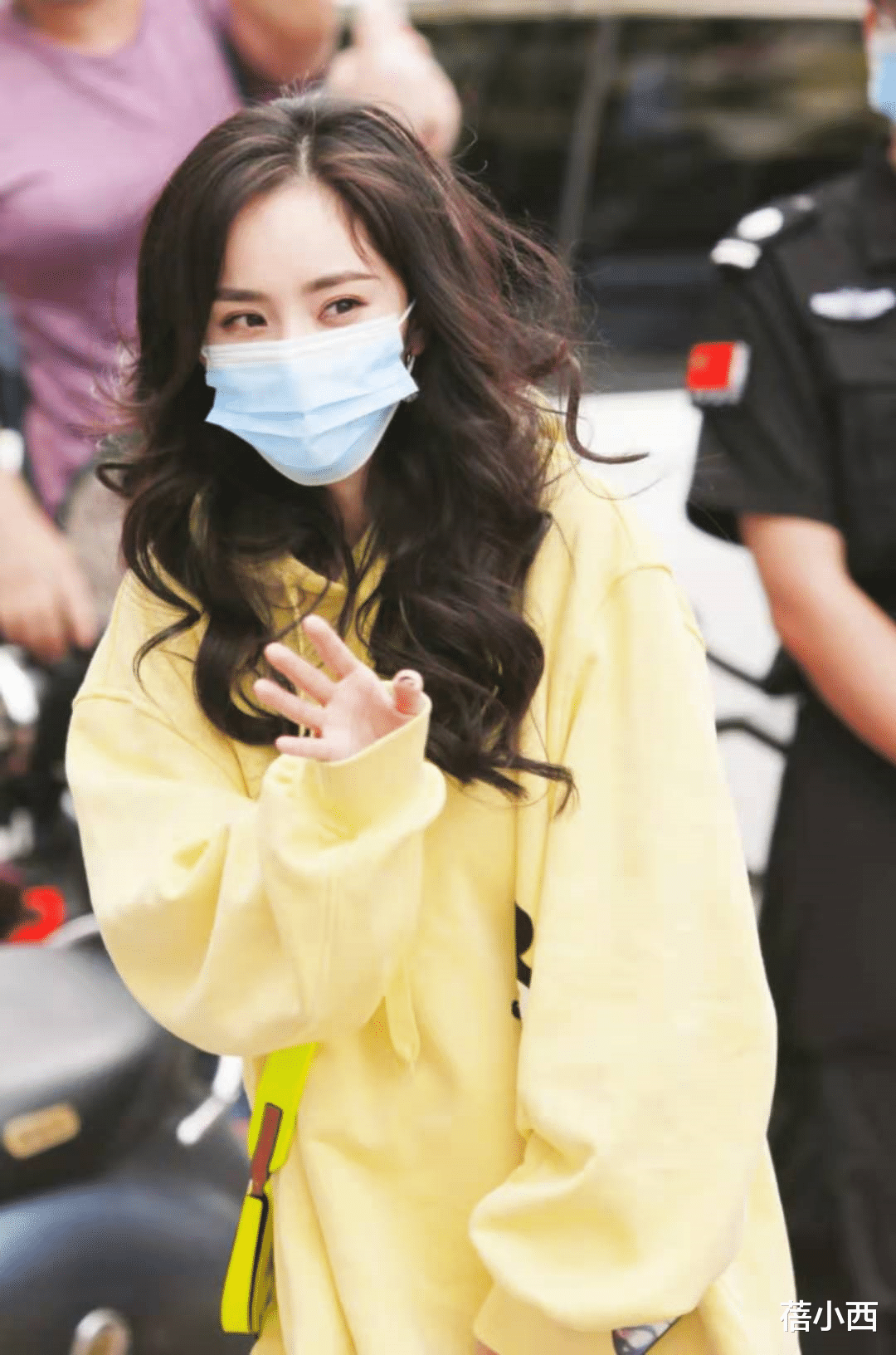 蓓小西 杨幂真厉害,35岁穿运动套装配毛线帽像个大学生,果真是逆生长