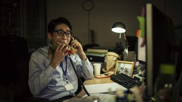 摩托罗拉|作息表“逼疯”互联网人:早10晚9是常态,半夜12点还在汇报工作