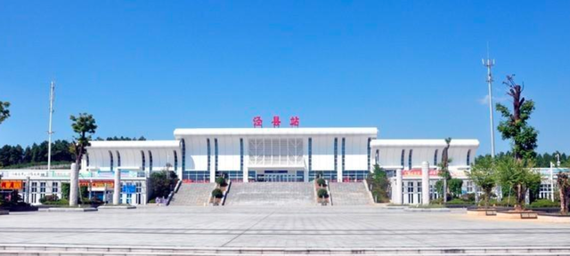 坦蕩鐘情豁達 宣城涇縣火車站猶如三刀潔白的宣紙，鋪展于青山綠水間