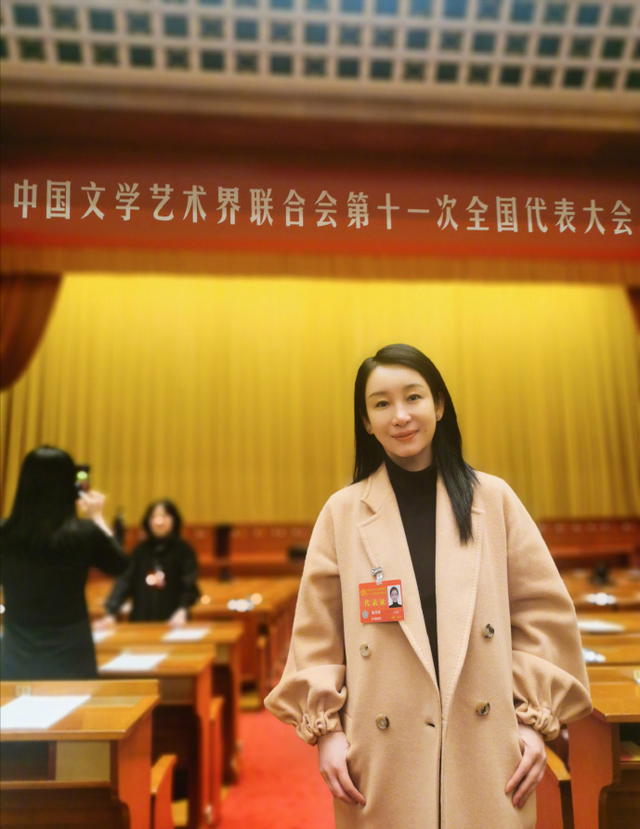 |众星庆文代会圆满闭幕！章子怡秦海璐首露面，68岁关牧村短发亮眼