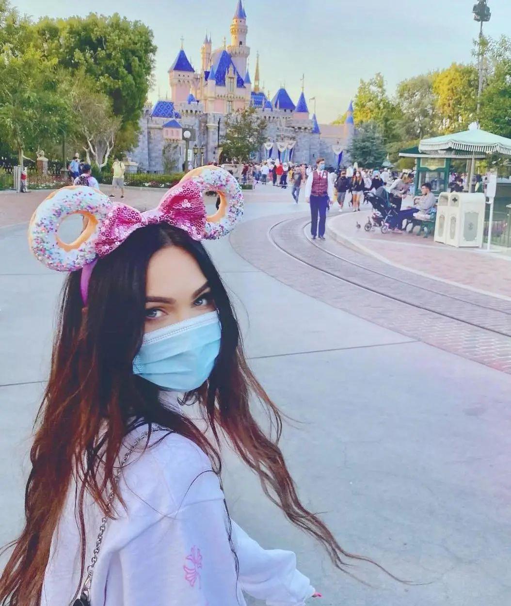 梅根·福克斯|辣妹鼻祖重出江湖，35岁梅根裙装造型又拽又撩，诠释极致性感