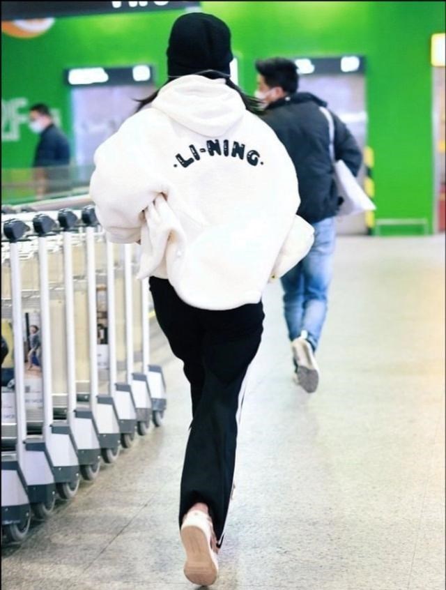 迪丽热巴|谢娜离开《快本》？行程公开未前往长沙录制，现身机场带粉丝奔跑