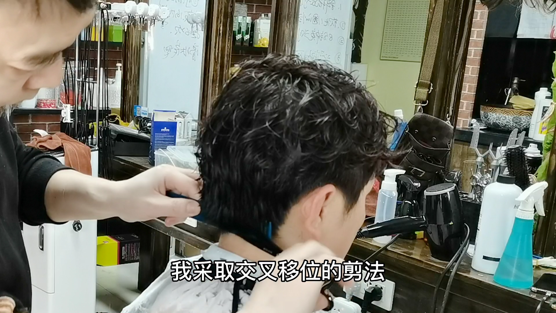 发型|50岁女人短发这样做，发根蓬松烫+发尾纹理烫，减龄干练又显气质