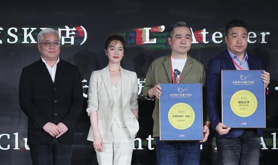 方脸妹说时尚|左小青久违营业放大招!扎龙须辫戴珠宝,老戏骨真空穿西装太美了