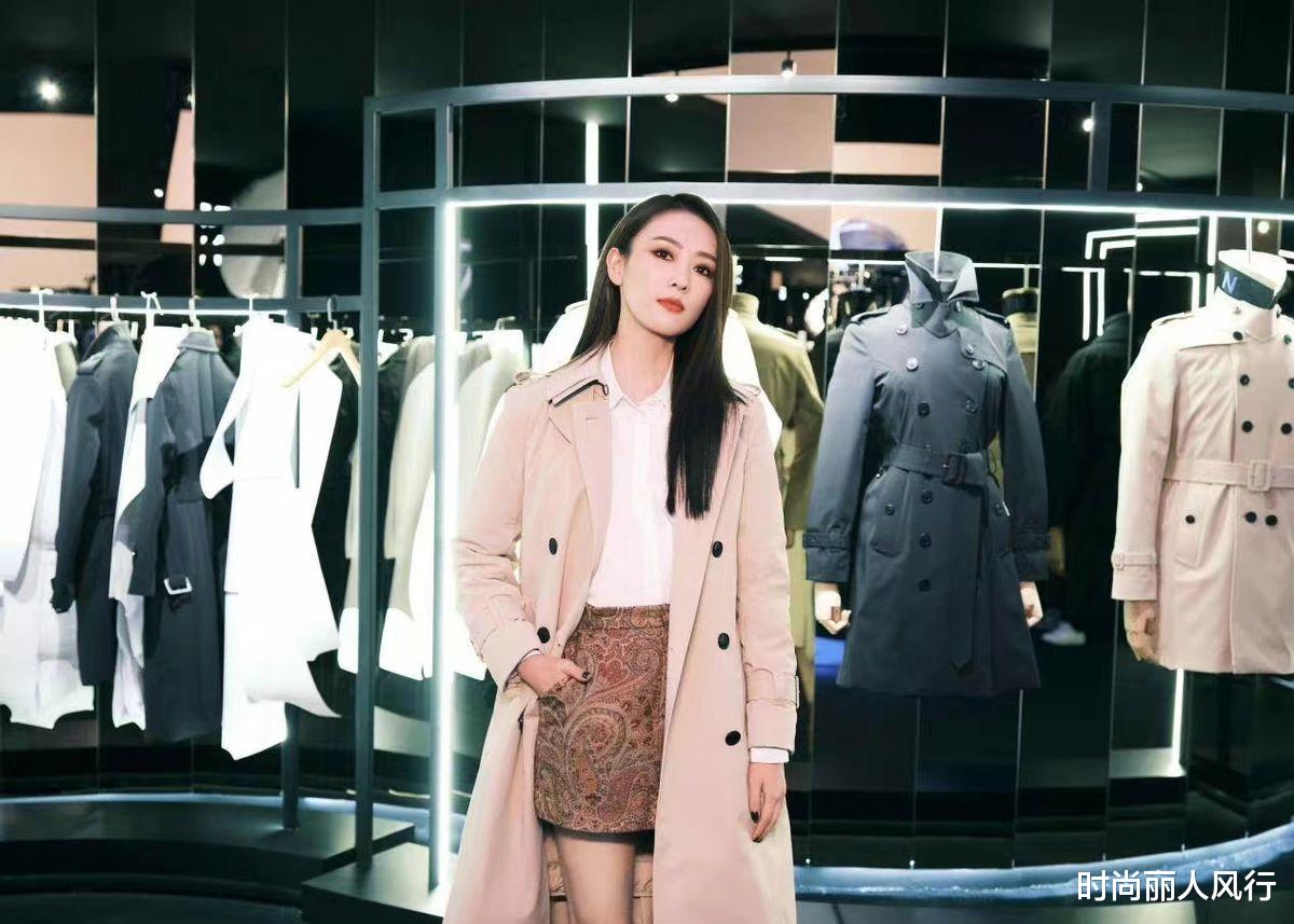 风衣 童瑶“变”章子怡终于翻车了！穿风衣参加大秀，化浓妆颜值惨跌