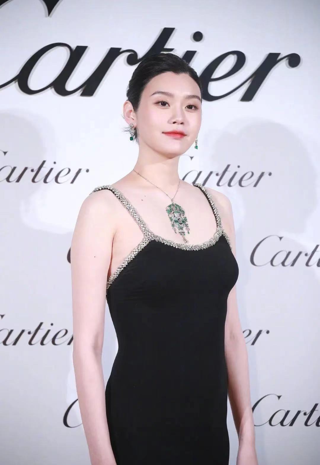 奚梦瑶|奚梦瑶的婆婆与富婆聚会！站C位不输气势，奚梦瑶怀二胎身材走样