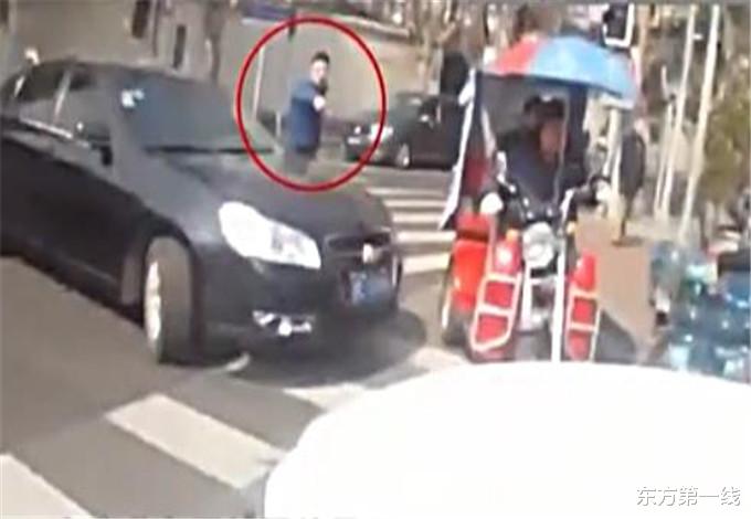 赵勇 男子驾驶无牌车被拦 撞交警继续逃离 被抓后发现他另有身份