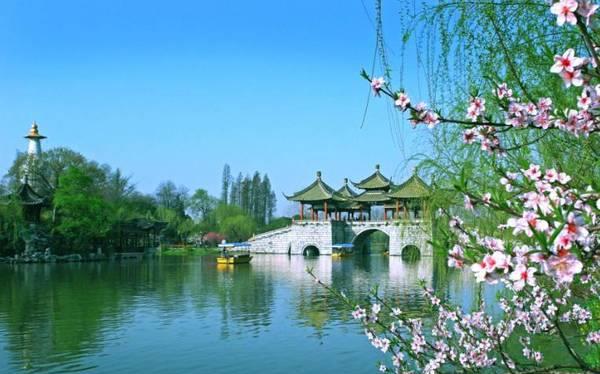 钉子户 扬州一“尴尬”钉子户，两层破旧小楼占据马路，快车道变慢车道