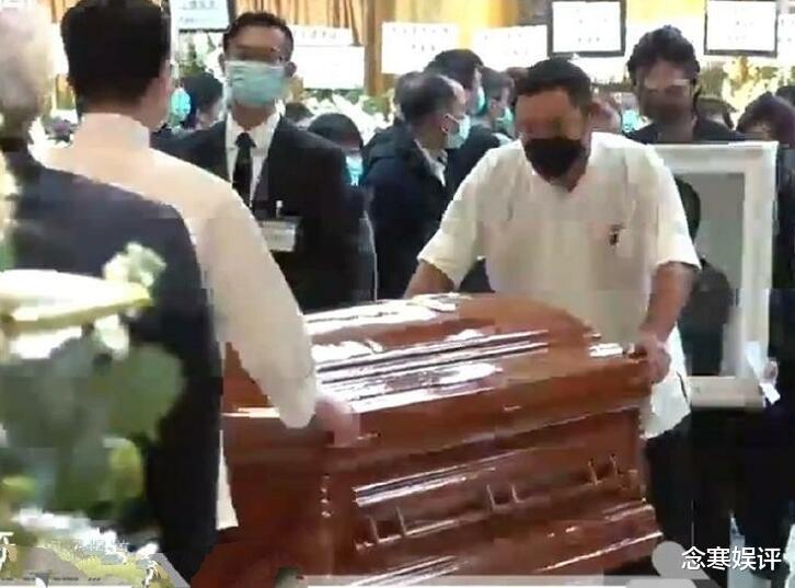 吴孟达|吴孟达未举行扶灵仪式，灵柩由殡仪馆的人抬走，没有明星到场送别
