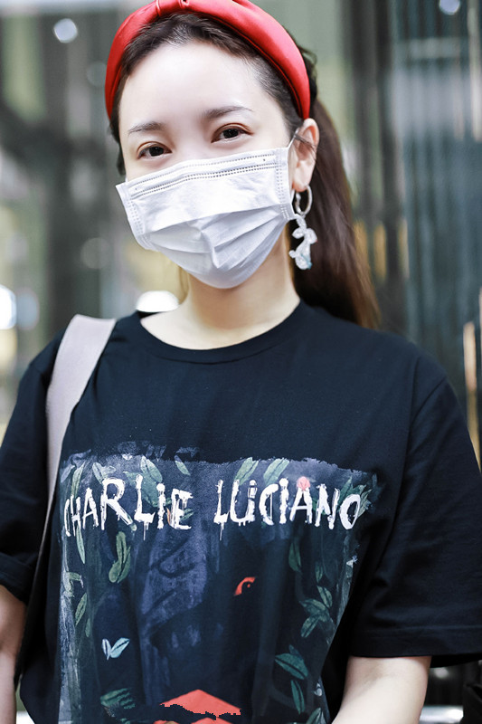 时尚潮流生活|金莎这么显年轻的秘密找到了，头戴红色发箍，少女感十足！