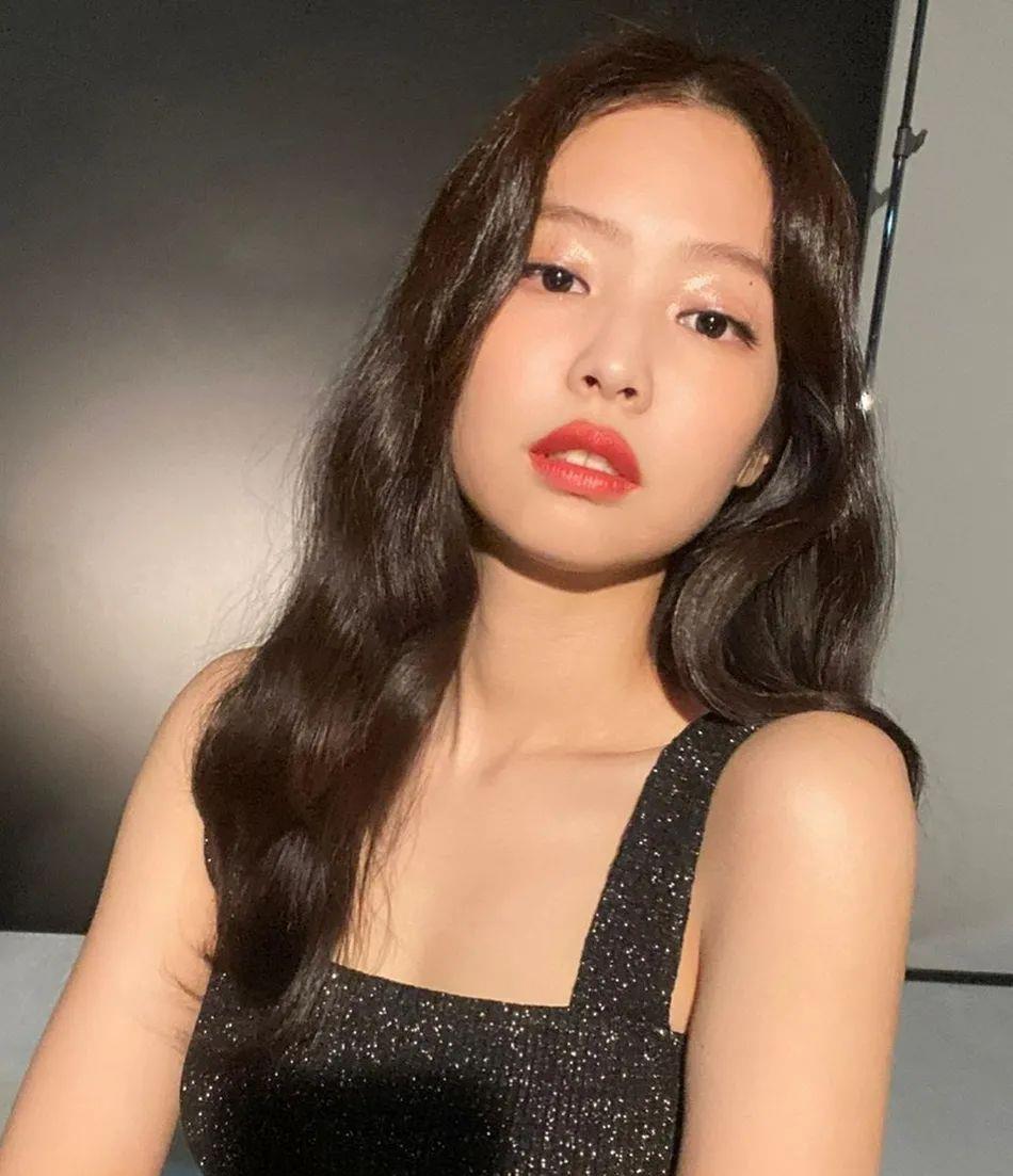西兰花 JENNIE穿小黑裙配红唇妆容！雪肤玉貌太性感妩媚