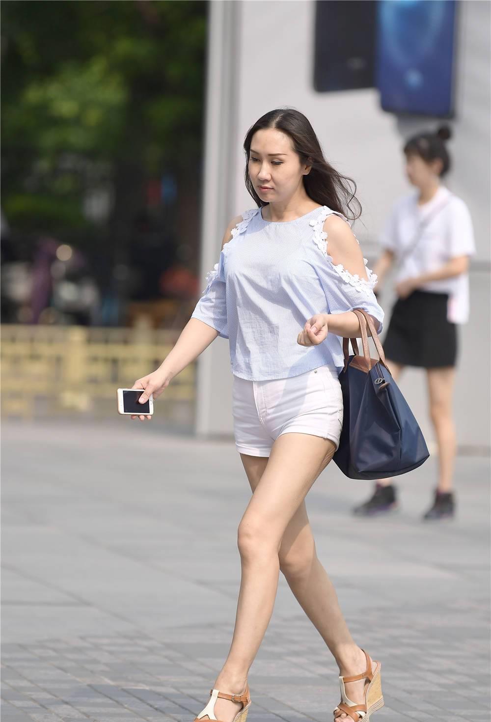 六九街拍|都说坡跟凉鞋是微胖女士搭配，骨感身材不适合，那是没有搭配对