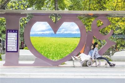 爱看头条 “扯证”快到公园来 6个公园式婚姻登记中心今日运行